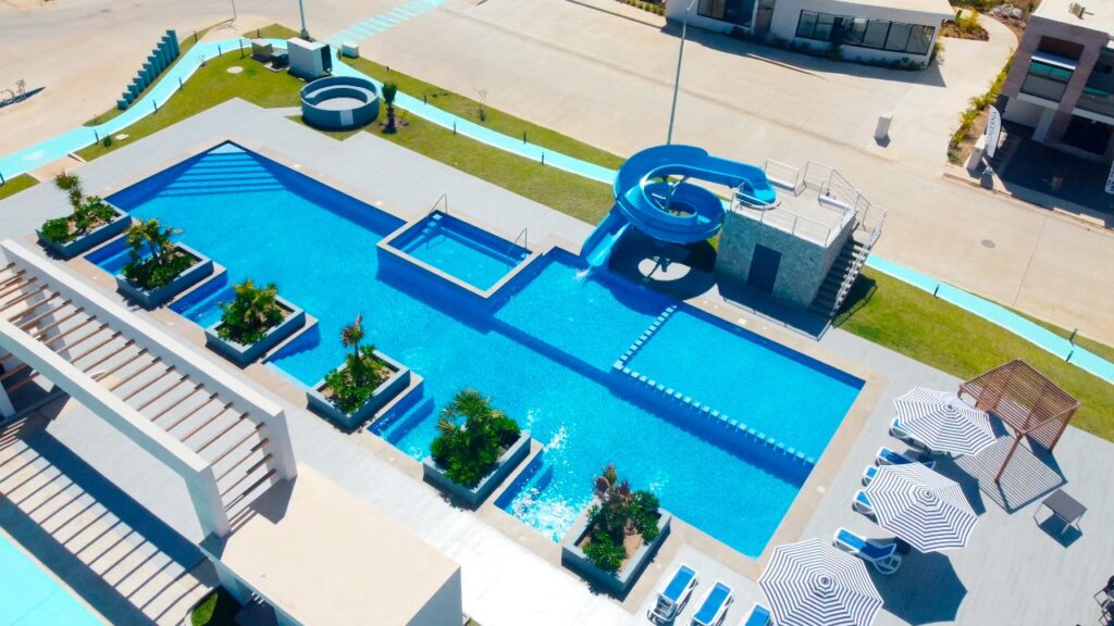 Alberca semi olimpica/tobogán/jacuzzi/chapoteadero